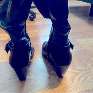 Kohls Black knee high boots. Wore it once only and it’s too high for me.